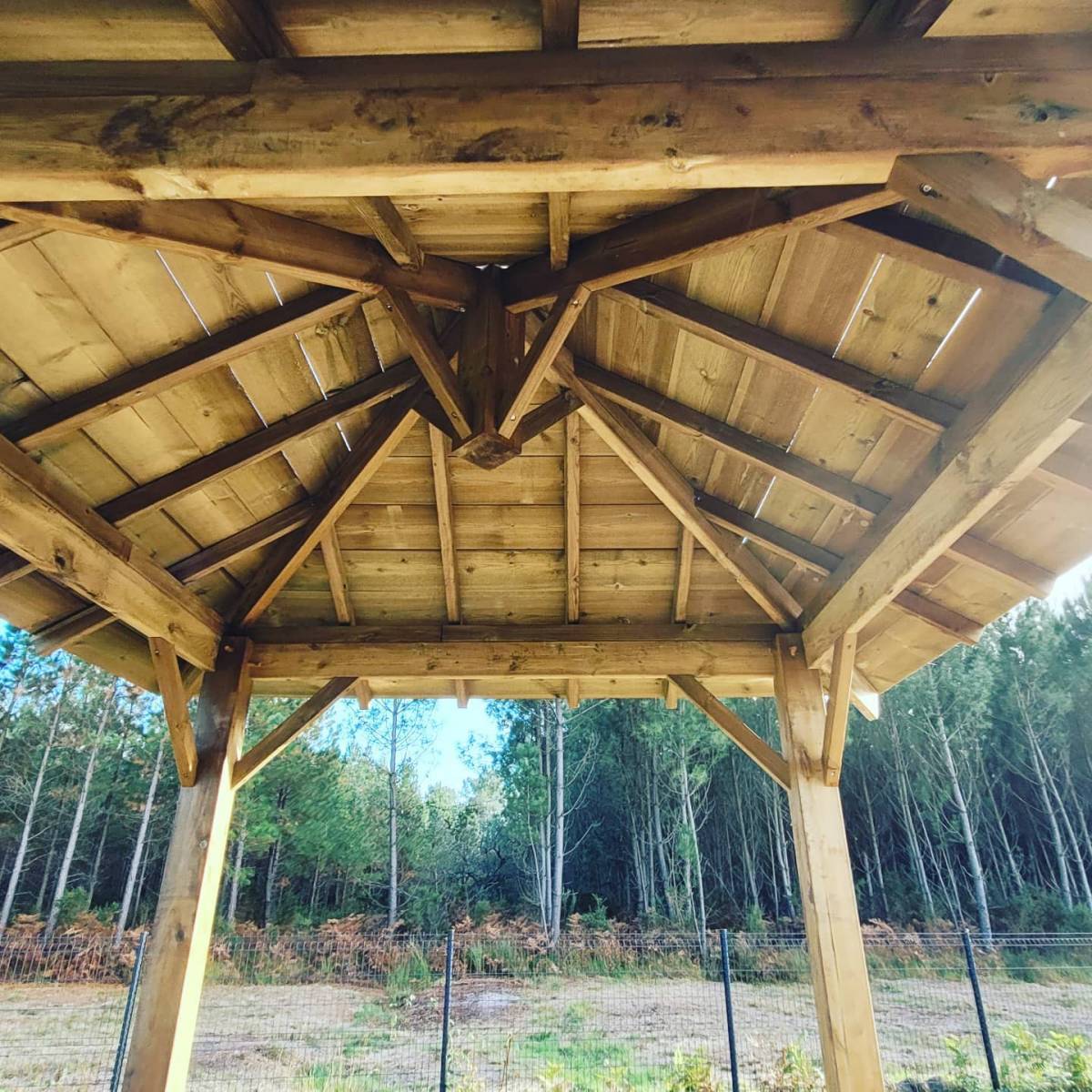 construction d'un kiosque sur mesure en bois autoclave type lit balinais a brach proche de Bordeaux et Lacanau en gironde