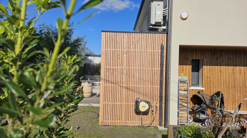 Construction abri de jardin moderne a toit plat bardage claire voie en douglas sur mesure a Merignac en gironde proche de Bordeaux en gironde