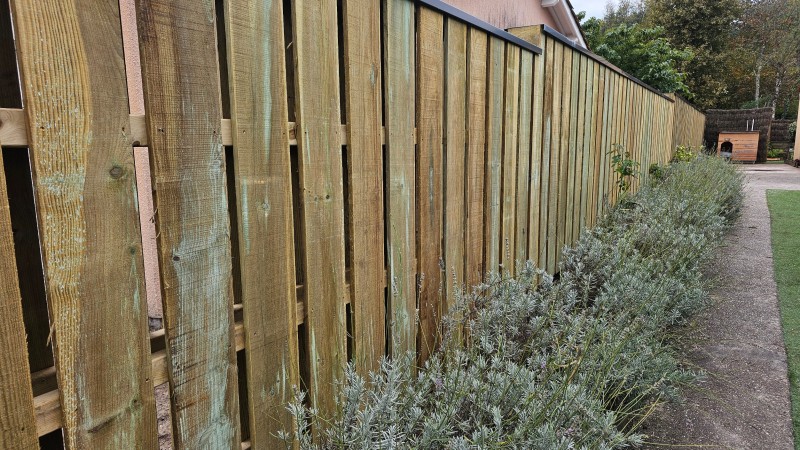 Pose d'une palissade clôture en bois sur mesure en volige couvre joint et ajouré de 34 metres sur hauteurs différentes à Pessac proche de Bordeaux en Gironde