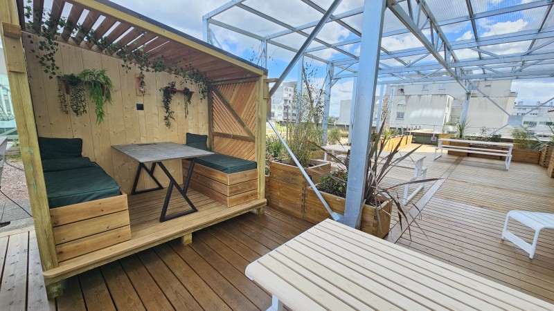 Terrasse bois en pin autoclave lisse pour la cafétéria de l'hôtel de Bordeaux metropole en gironde aménagement complet espace extérieur détente sur mesure en bois par LSMenuiserie