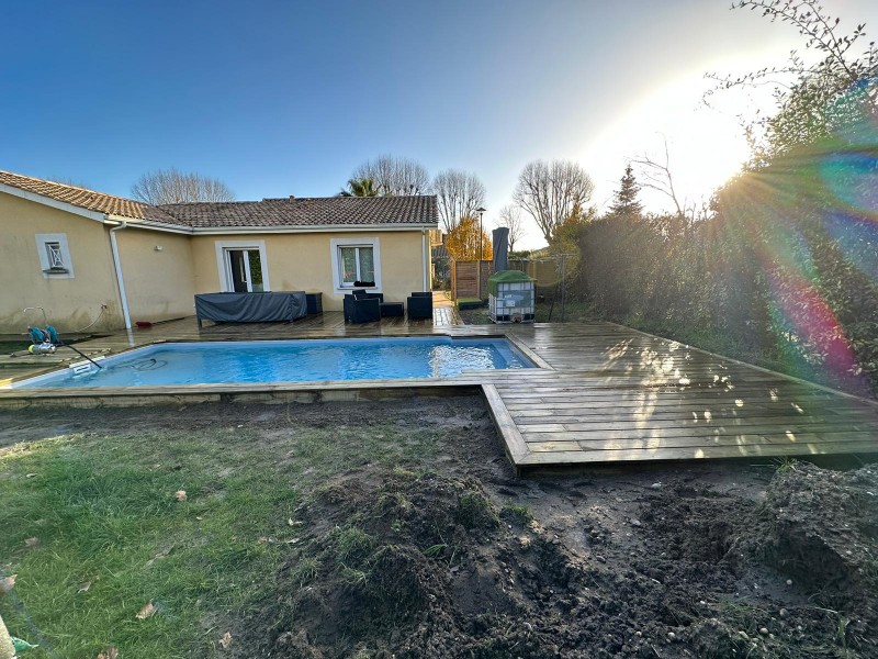 Construction d'une terrasse en pin autoclave autour d'une piscine à villenave d'ornon proche à côté de Bordeaux en Gironde