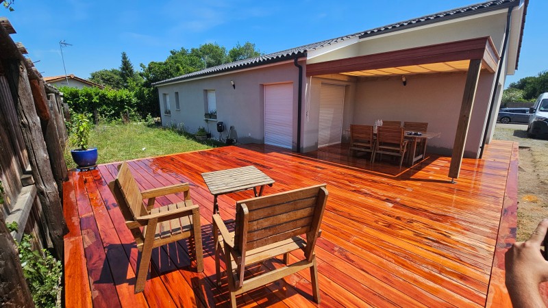 Terrasse bois exotique Muiracatiara posée à Saint-Jean-d’Illac – vue d’ensemble de 60 m²