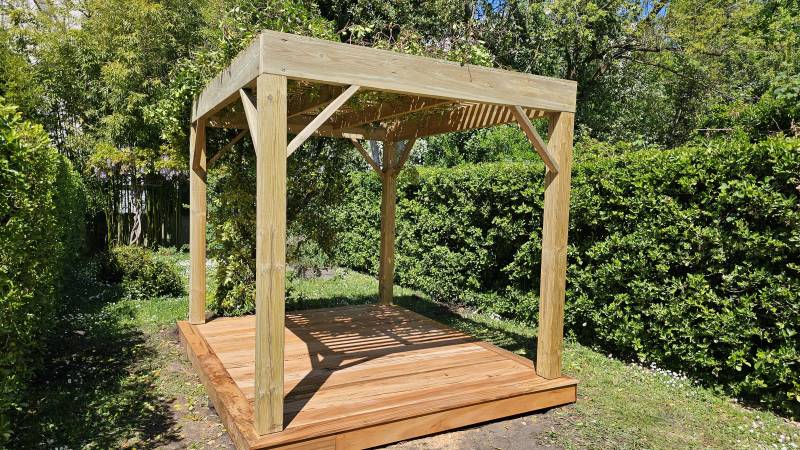 Pose d'une terrasse en bois exotique et d'une pergola detante a Bordeaux par LSMenuiserie