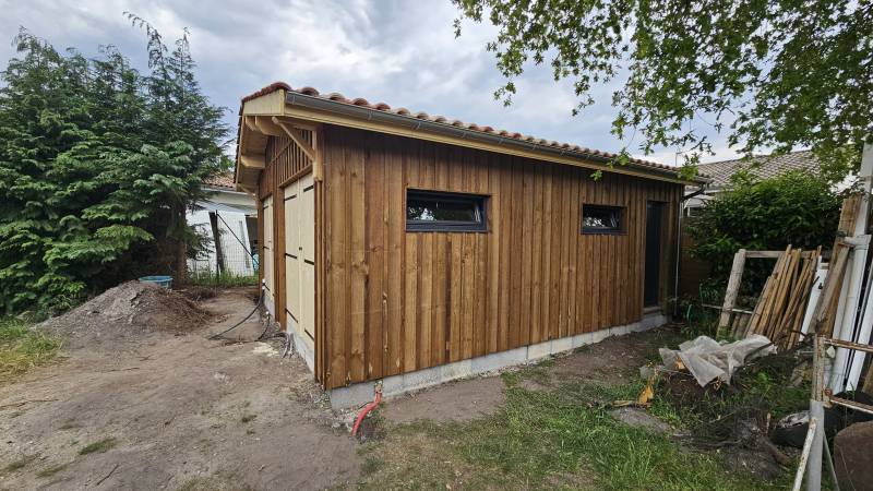 Garage double en ossature bois de 42 m² construit à Cestas (33), avec toiture double pente en tuiles.