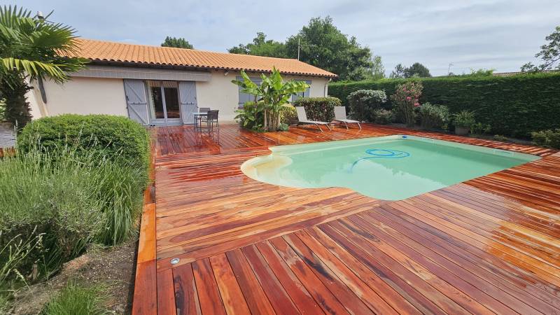 Pose d’une terrasse bois Muiracatiara à Saint-Médard-en-Jalles par LS Menuiserie
