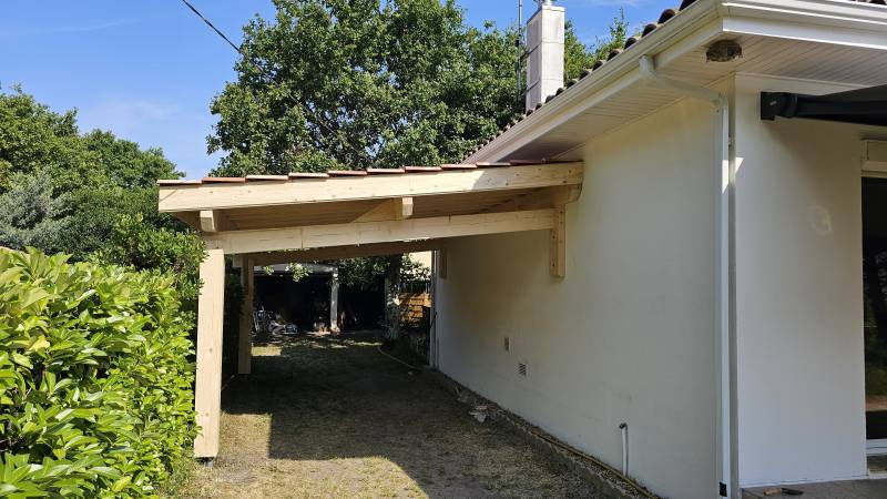 Charpente traditionnelle en bois pour abri mono pente sur le Bassin d’Arcachon