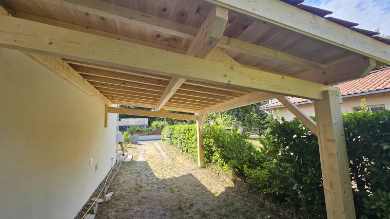 Abri voiture bois 6x3.80 en cours de pose à Lanton – LS Menuiserie