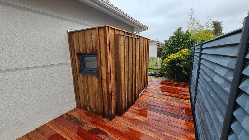 Bardage vertical en volige avec couvre-joint pour protection et esthétique - LSMenuiserie