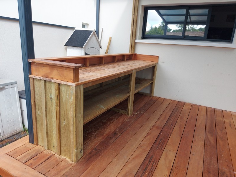 pose d'une terrasse exotique avec cuisine d'été sur la commune de saint Médard en jalle proche de Bordeaux
