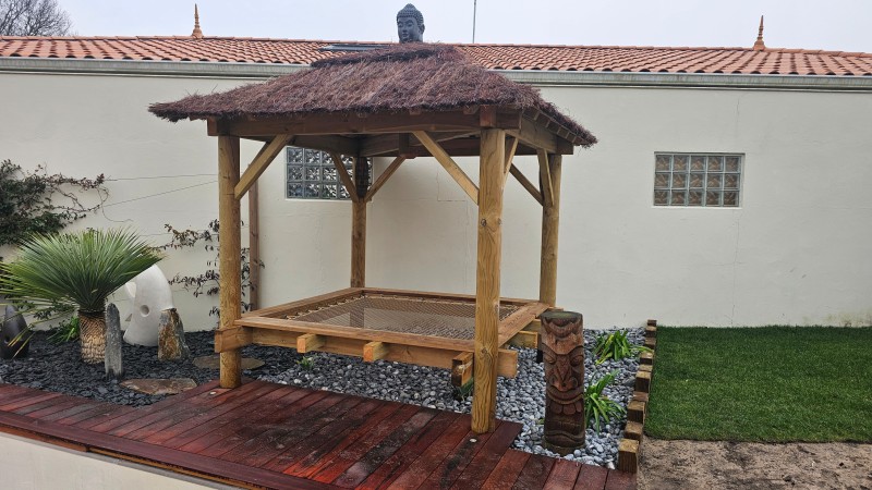 Pergola bois type Bali sur mesure avec poteaux ronds exotique par LSMenuiserie