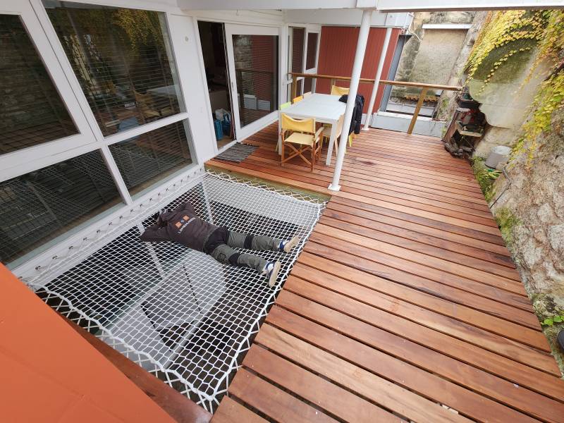 Terrasse bois exotique dans un patio à Bordeaux – Pose sur-mesure en Gironde | LSMenuiserie