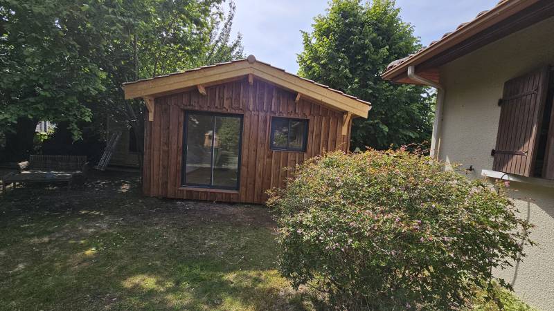 Finition bardage bois naturel et menuiseries sur-mesure par LSMenuiserie