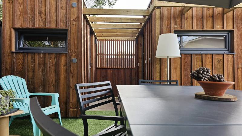 Abris de jardin : construction d'un pool house sur mesure en bois en volige et couvre joint marron type bassin d'arcachon moderne a toit plat