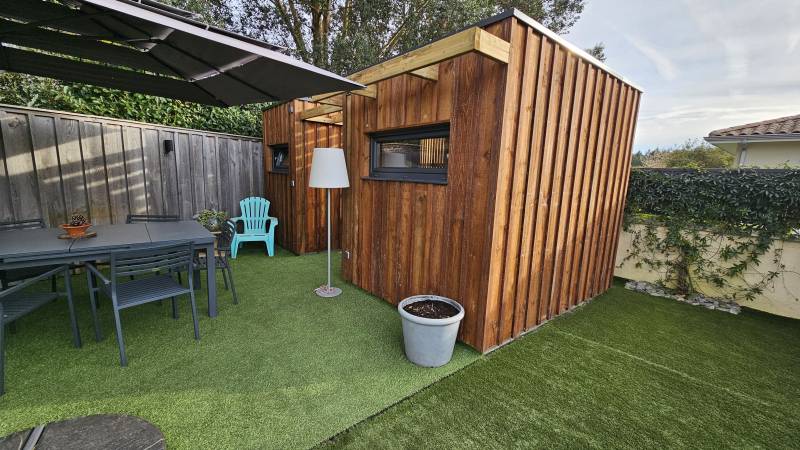 Pool house : construction de deux abris de jardin accolé moderne a toit plat sur la commune du BARP