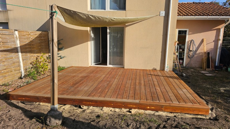 Pose d'une terrasse bois en pin autoclave classe 4 aménagement extérieur en bois sur mesure à Saint jean d'Illac entre le bassin d'Arcachon et Bordeaux en Gironde