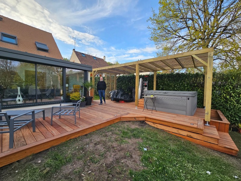 Amenagement d'un extérieur avec une pergola en bois autoclave à Gujan Mestras sur le bassin d'Arcachon