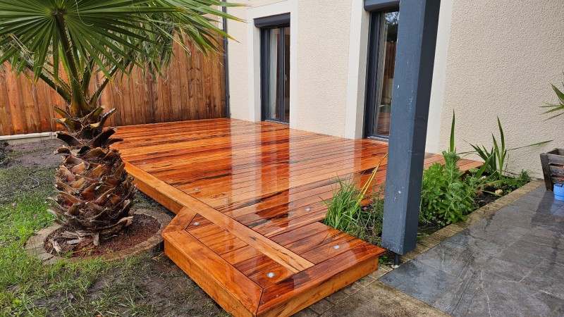 Pose d'une terrasse bois tiger wood a eysines proche de bordeaux en gironde
