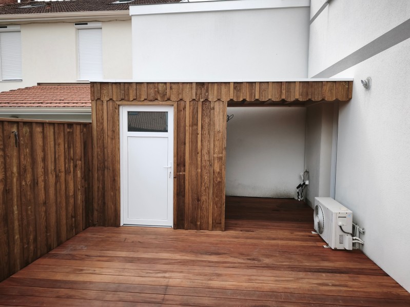 abri de jardin ossature bois a merignac en gironde avec toiture toit plat et avancee couverte pour rangement exterieur