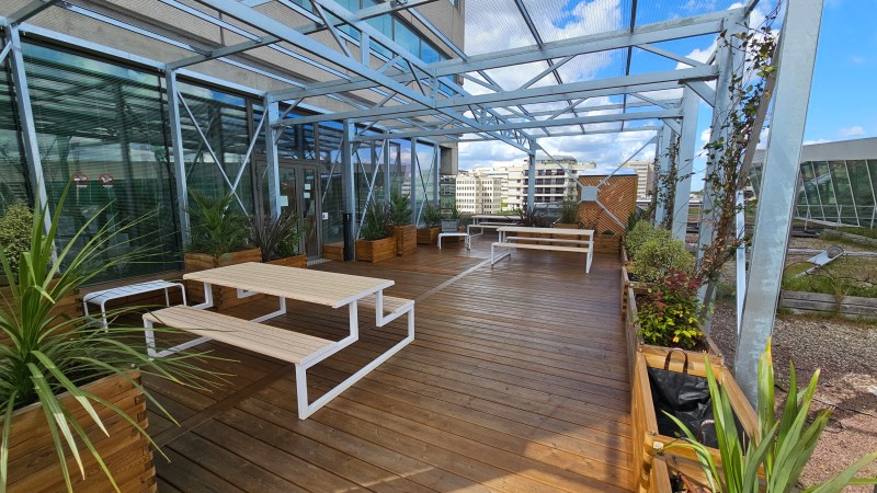 Amenagement et installation d'une pergola sur mesure metallique de 80m2 pour l'hôtel de Bordeaux Métropole en gironde avec toit vegetalisé galvanisé