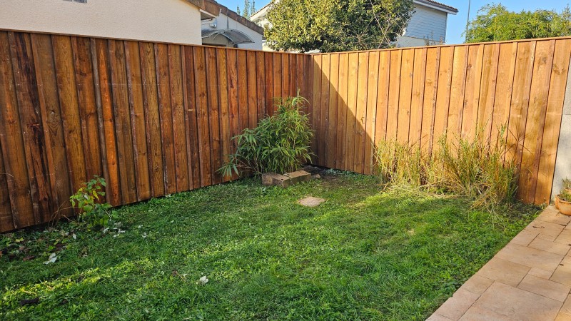 Palissade brise vue : Pose d'une palissade brise vue en bois dans jardinet à Blanquefort proche de Bordeaux en volige et couvre joints pin des Landes marron