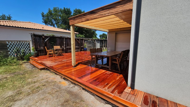 Pergola bois sur mesure installée à Saint-Jean-d’Illac – design épuré et chaleureux