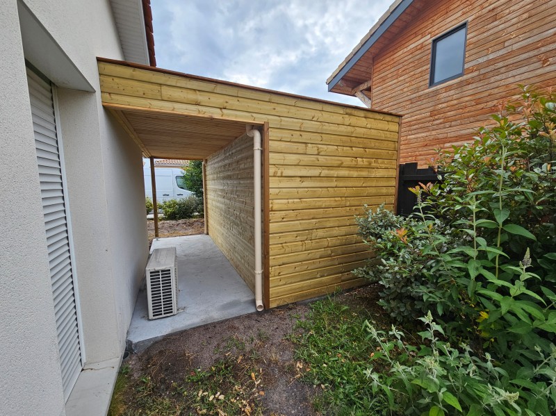 Construction sur mesure d'un abri de jardin à toit plat moderne atenant à la maison à Martignas sur Jalle entre Blrdeaux et le Bassin d'Arcachon en Gironde