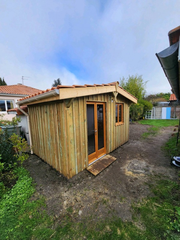 Pose d'un abri de jardin en bois sur mesure au Haillan proche de Bordeaux