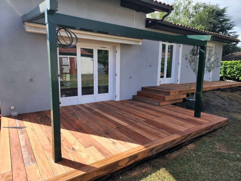 Réalisation d'une terrasse en bois exotique à Saint Médard en jalle proche de Bordeaux en Gironde