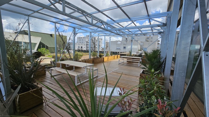 Amenagement et installation d'une pergola sur mesure metallique de 80m2 pour l'hôtel de Bordeaux Métropole en gironde avec toit vegetalisé galvanisé