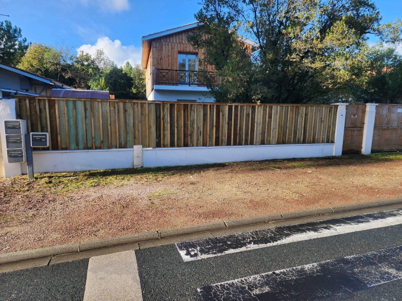Clôture en bois sur-mesure à Lège-Cap-Ferret : élégance et durabilité avec du bois certifié PEFC