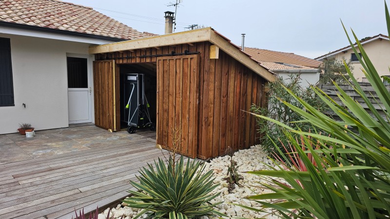 Construction bois sur mesure : création d'un abri vélos mono pente couverture tuiles avec portes coulissantes
