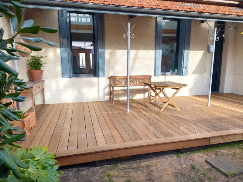 Vue générale de la terrasse bois Itauba de 30 m² intégrée dans un petit extérieur urbain à Talence.