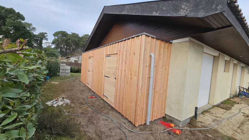 Abri de jardin local technique en bois attenant à la maison en toit plat Bardage douglas volige et couvre joint à Biscarosse proche du bassin d'Arcachon