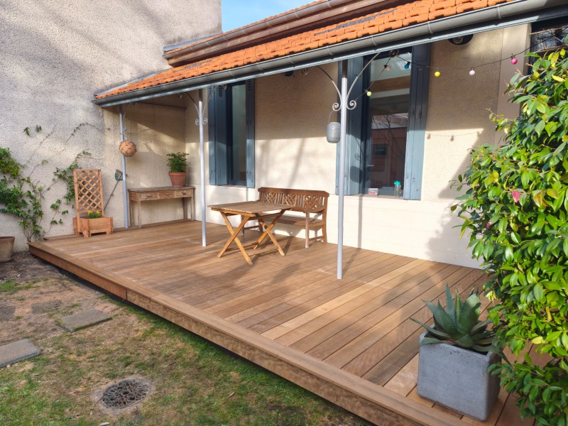 Terrasse bois exotique en Itauba réalisée dans un jardin de ville derrière une échoppe à Talence.