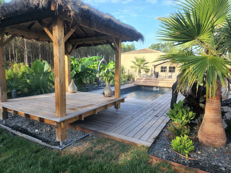 Amenagement exterieur d'une terrasse en bois exotique à Brach proche de Bordeaux