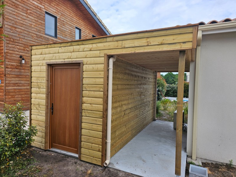Construction sur mesure d'un abri de jardin à toit plat moderne atenant à la maison à Martignas sur Jalle entre Blrdeaux et le Bassin d'Arcachon en Gironde