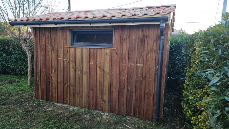 Bardage bois naturel et toiture traditionnelle avec débord