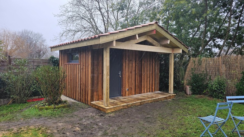 Abri de jardin sur mesure bardage volige et couvre joint bassin d'arcachon avec avancée en gironde proche de Bordeaux 