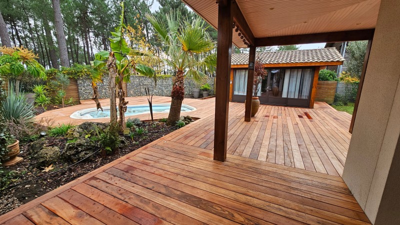 Vue d’ensemble de la terrasse en bois exotique Muiracatiara réalisée à Andernos-les-Bains, proche de Bordeaux en Gironde