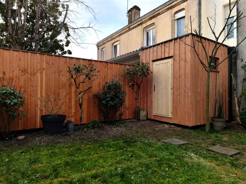 Abri de jardin bois compact parfaitement intégré dans un petit extérieur de ville à Talence.