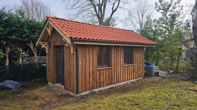 Studio de jardin en ossature bois de 15 m² à Saint-Jean-d'Illac, bardage bois volige et couvre-joint, construction sur mesure esprit Bassin d’Arcachon.