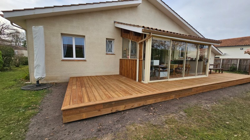 pose d'une terrasse en bois pin autoclave marron aux alentours de Bordeaux en Gironde