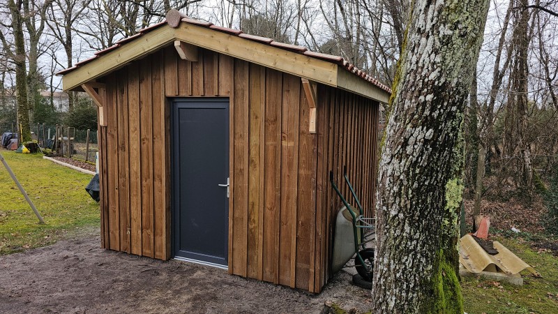 Structure ossature bois de l’abri de jardin 9m2 en cours de réalisation à Saint-Jean-d’Illac, assemblage soigné et dimensionnement adapté.