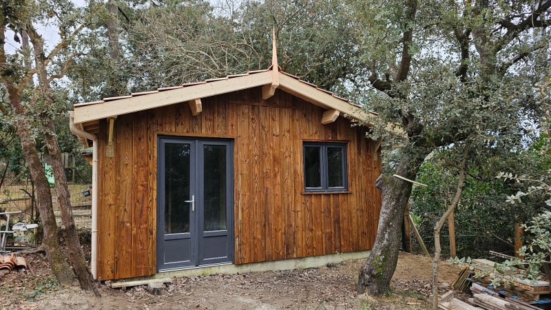 Pose d'un abri de jardin sur mesure en bois à Soulac sur Mer dans le médoc proche de Bordeaux en Gironde