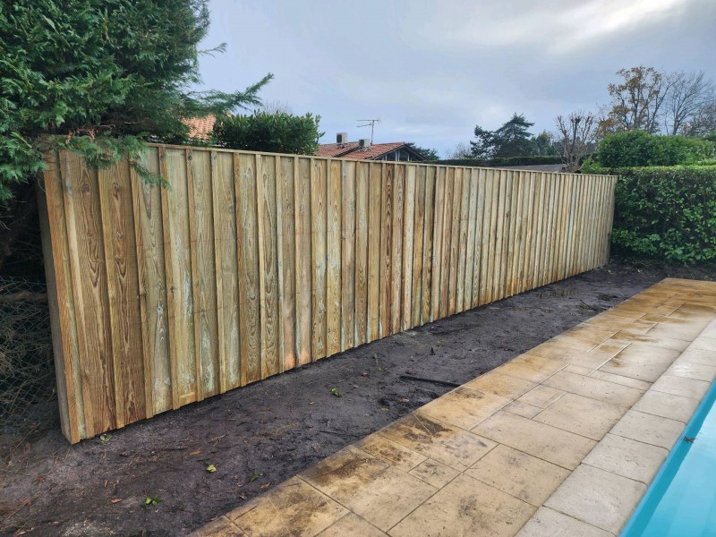 Pose d'un brise vue séparateur en bois à Pessac proche de Bordeaux en Gironde.