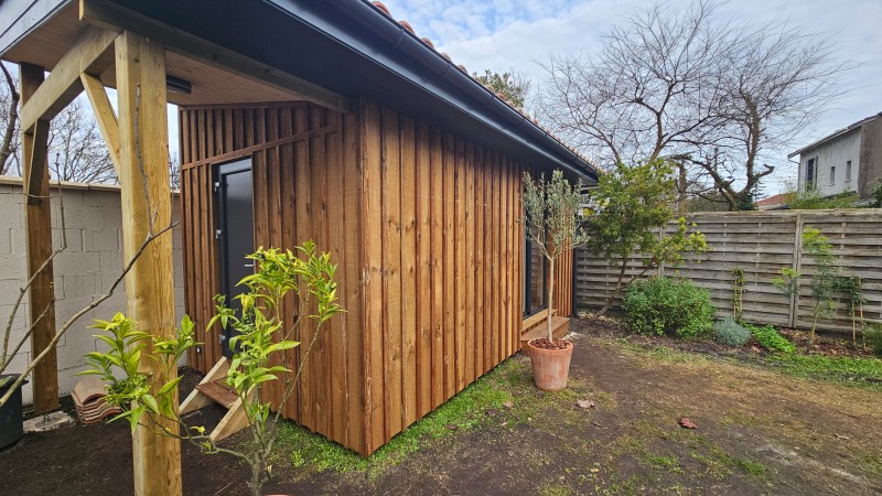 Intérieur aménagé avec coin nuit et espace bureau – studio habitable sans permis
