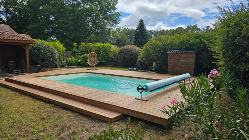Terrasse en bois exotique autour d'une piscine coque en ipé moderne classe 5 au pian medoc proche de Bordeaux en Gironde par LSMenuiserie