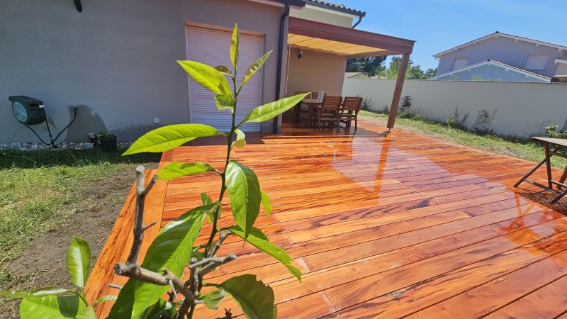Intégration paysagère d’une terrasse Muiracatiara dans un jardin girondin