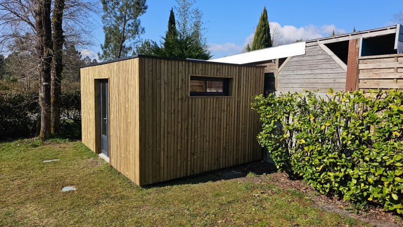 Abri de jardin contemporain a toit plat sur mesure bardage autoclave
