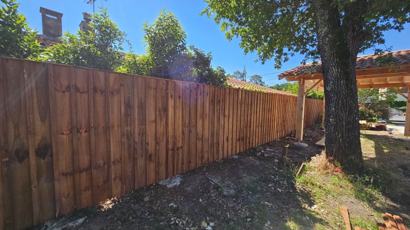 Construction d'une palissade en bois sur le bassin d'arcachon en gironde